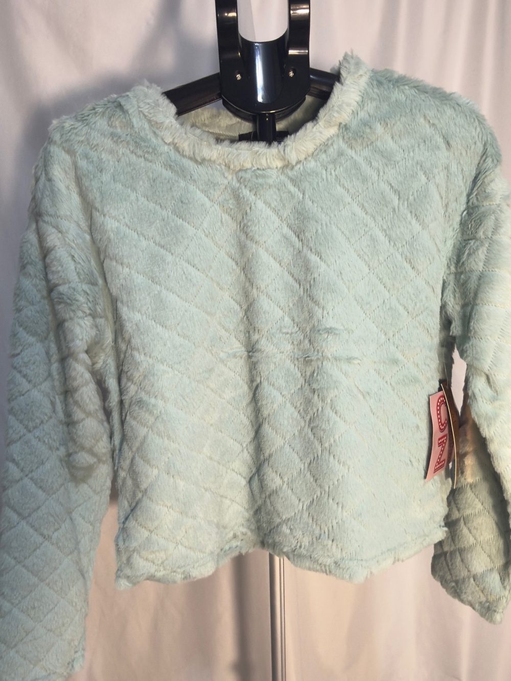 Almost Famous Mint Green Faux Fur Quilted Cropped Sweater – NWT M